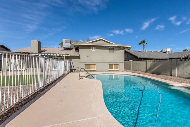 Building Photo - Pima Corridor 4 br with pool and yard care...