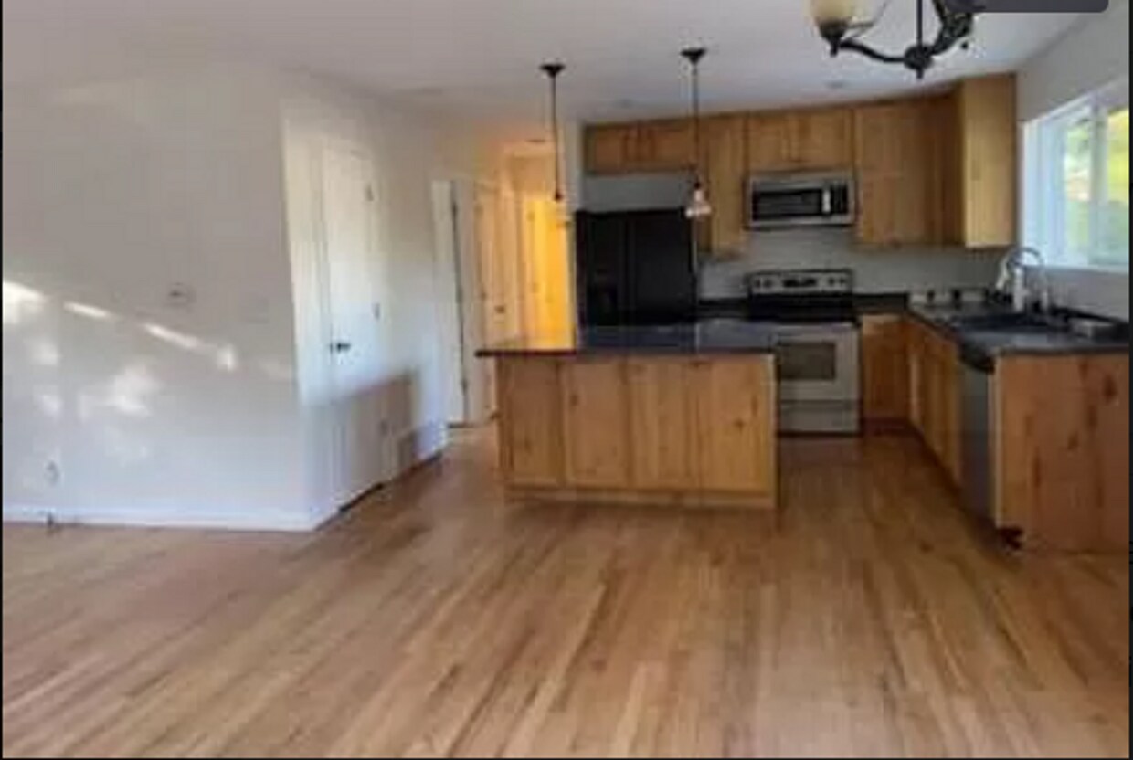 Foto principal - LOVELY 5 Bed 2.5 Bath Single Family Home i...