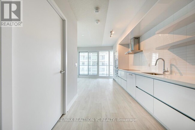 Building Photo - 2221-2221 Yonge St