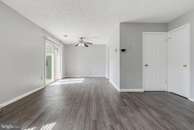 Foto del edificio - 3036 New Oak Ln