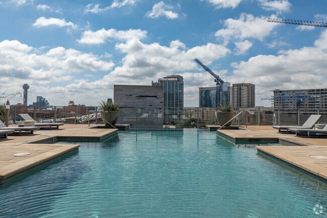 Resort-Style Pool - Gables Park 17