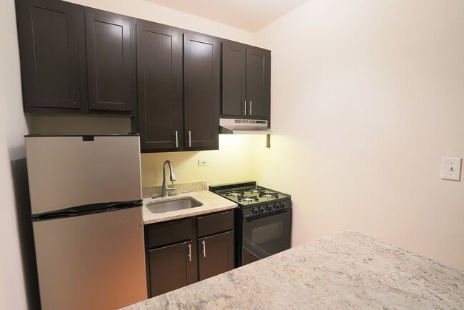 Building Photo - 4614 N Paulina St