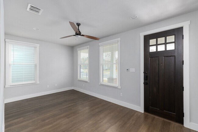 Building Photo - 3Bd/3.5Ba home Near downtown