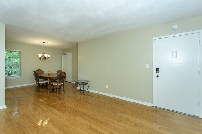Foto del edificio - 2200 Montreat Cir