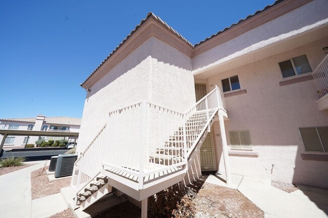 Building Photo - SHOWINGS AVAILABLE NOW