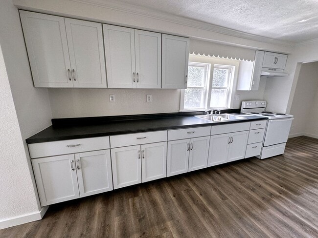 Building Photo - Totally Updated and Renovated 2 Bedroom Ho...