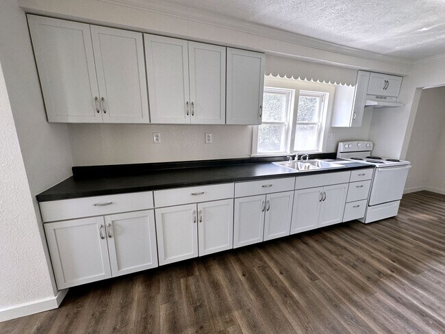 Foto del edificio - Totally Updated and Renovated 2 Bedroom Ho...