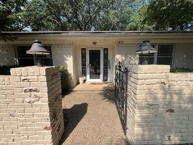 Building Photo - 1812 Elmhurst Dr