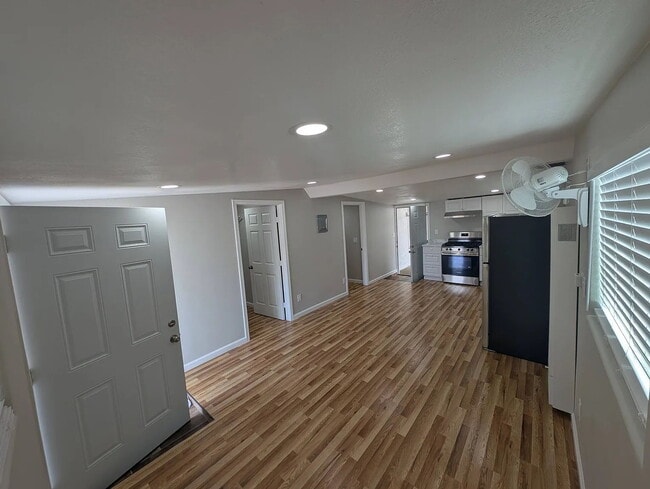 Building Photo - FRESHLY RENOVATED & MOVE-IN READY In South...