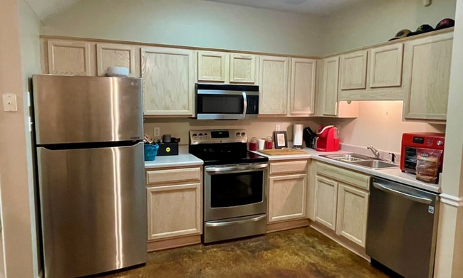 Building Photo - 3 Bed/2 Bath