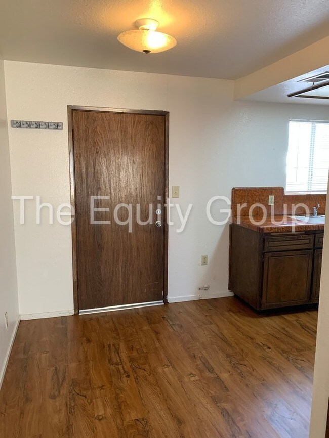 Building Photo - Two story Town Home available in Tulare!