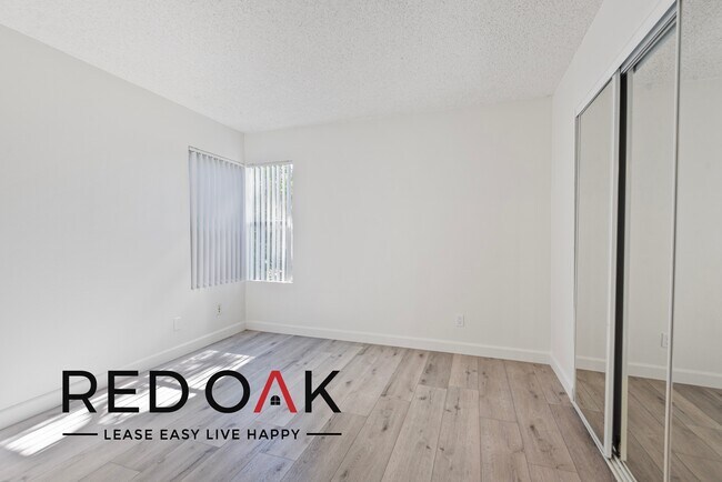 Foto del edificio - ~1 Month FREE~ Lovely Two Bedroom with Loa...