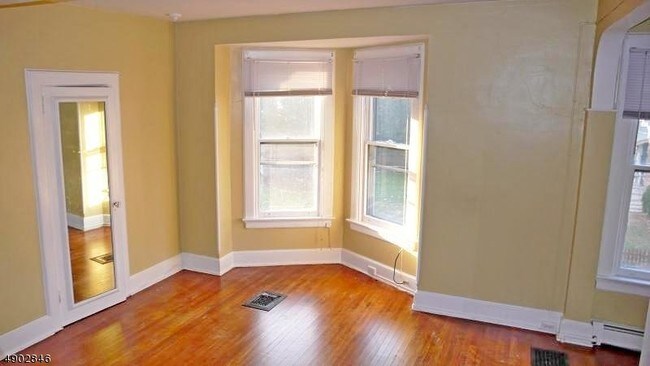 Foto del edificio - 11 Olyphant Dr