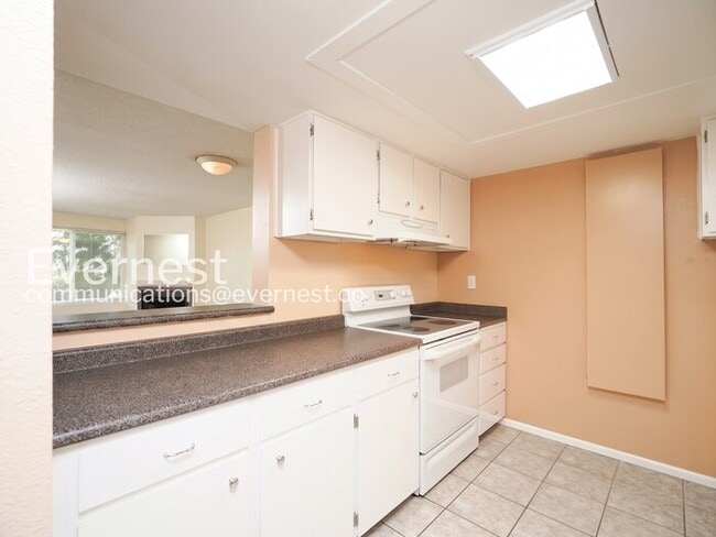 Building Photo - 1 Bed, 1 Bath Condo with Carport / Vouchers Accepted / Coming Soon!