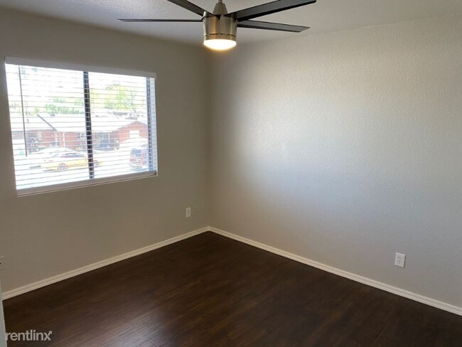 Foto del edificio - 3208 E Flower St