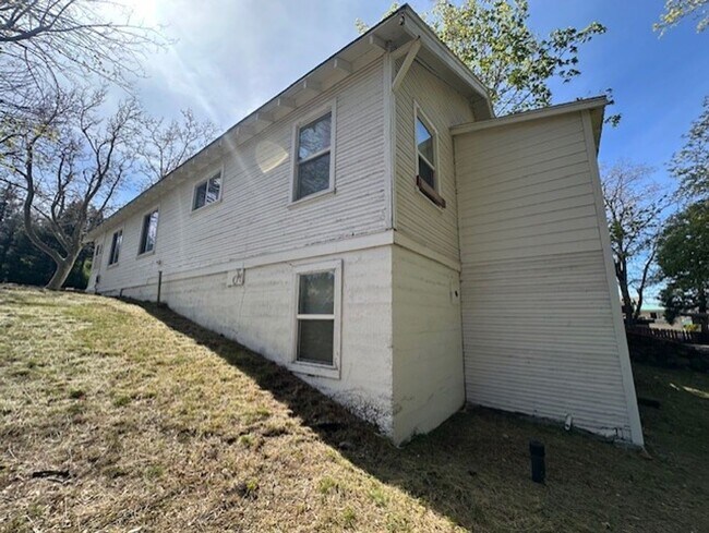 Foto del edificio - House on Weed Blvd - Residential OR Commercial!