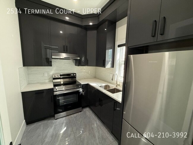 Building Photo - Brand New Luxurious Upper