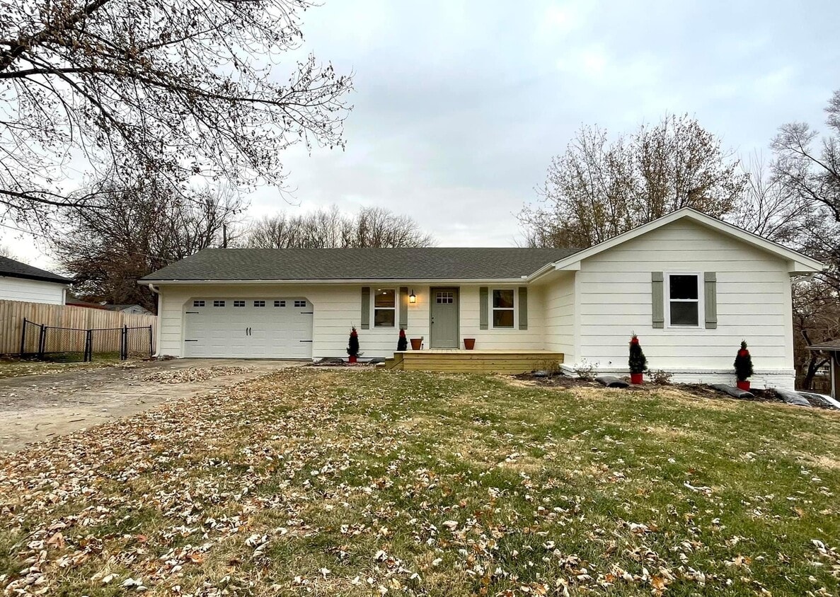1305 Delaware St, Pleasant Hill, MO 64080 House for Rent in Pleasant