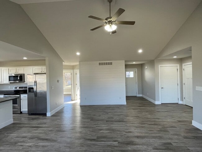 Foto del edificio - Built in 2020! 3 Bed 2 Bath w/ FENCE and UF Walk Out Basement