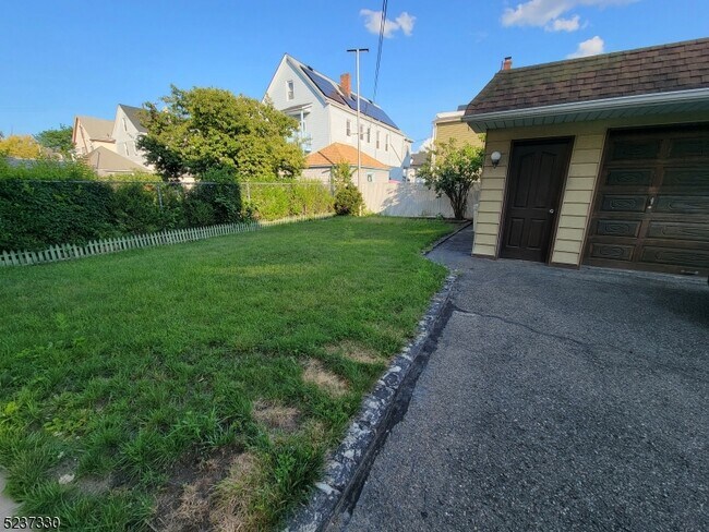 Foto del edificio - 141 Mahar Ave