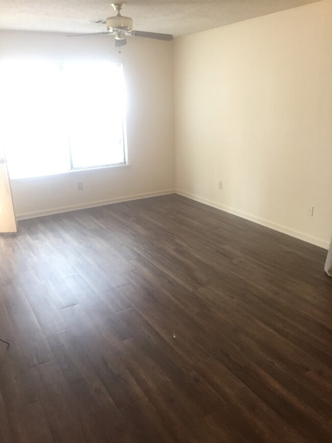 Foto del edificio - 4807 Oak Meadow Dr