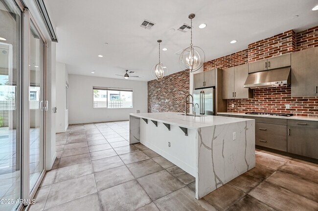 Foto del edificio - 6842 E Orion Dr