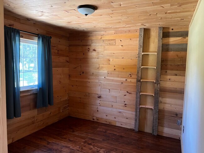 Building Photo - Cabin