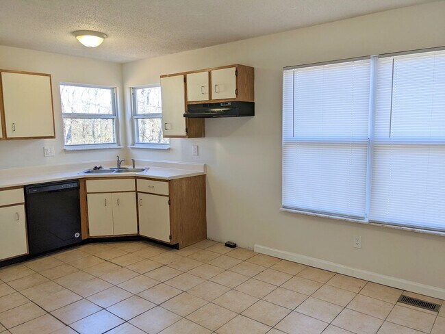 Foto del edificio - 4 bed 1.5 bath home close to I-44