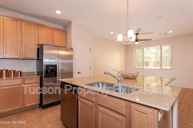 Foto del edificio - 2442 E Emerald Moon Dr