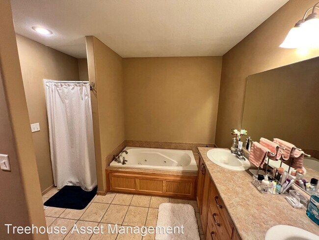 Building Photo - 3 br, 2.5 bath House - 611 Walters Drive