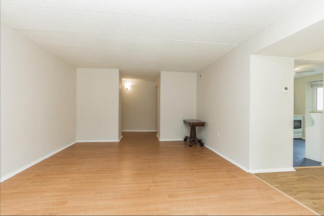 Building Photo - 5160 Maris Ave