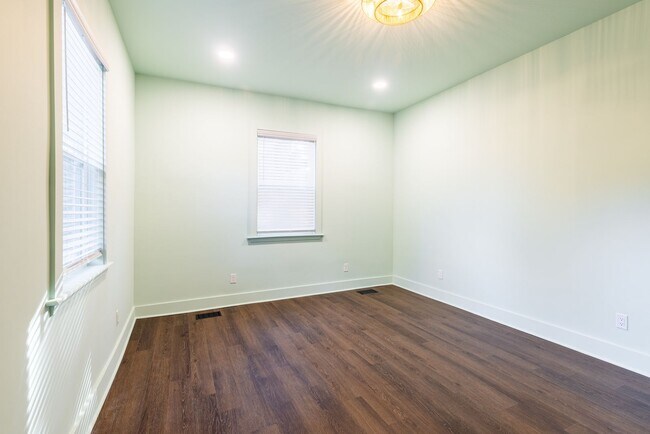 Foto del edificio - $500 OFF March Rent! Luxury Ground-Floor 1BR Walk to SCAD