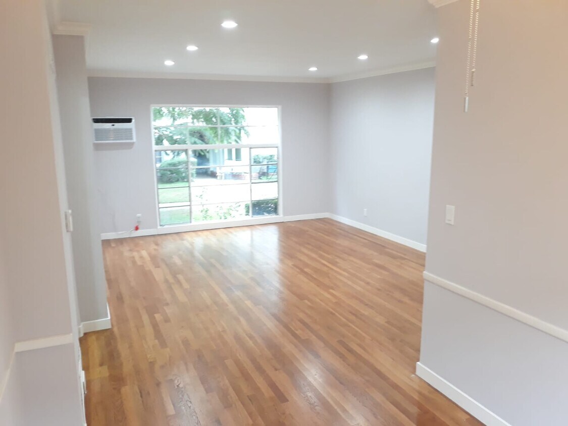 Primary Photo - 5515 Whitsett Ave