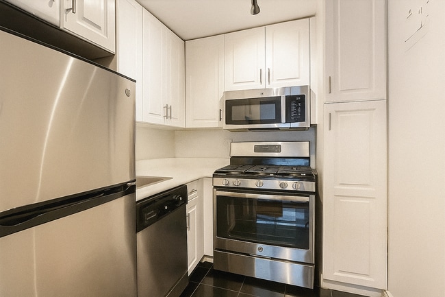 Building Photo - 322 1/2 E 50th St