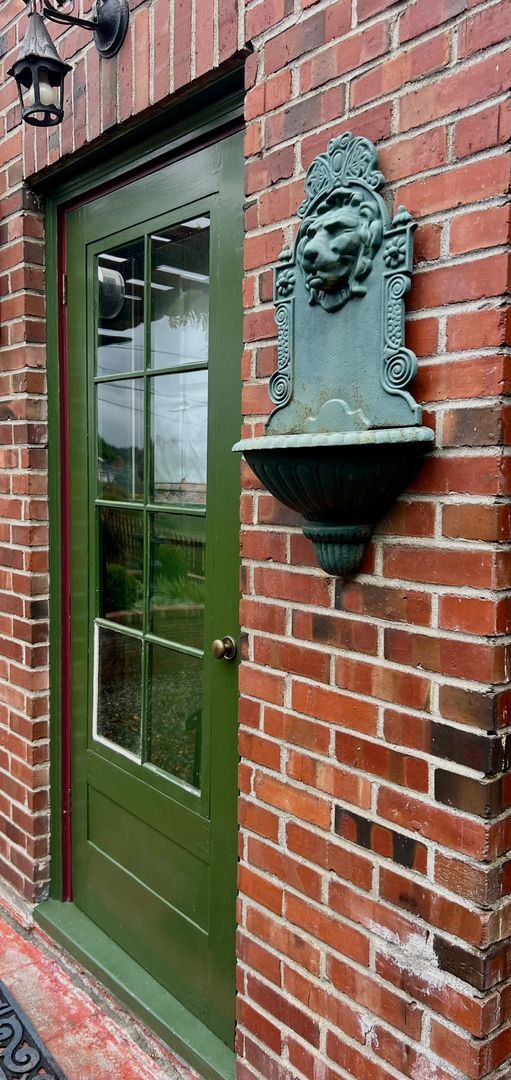 Building Photo - Old Town Poulsbo....Charming Brick Tudor w...