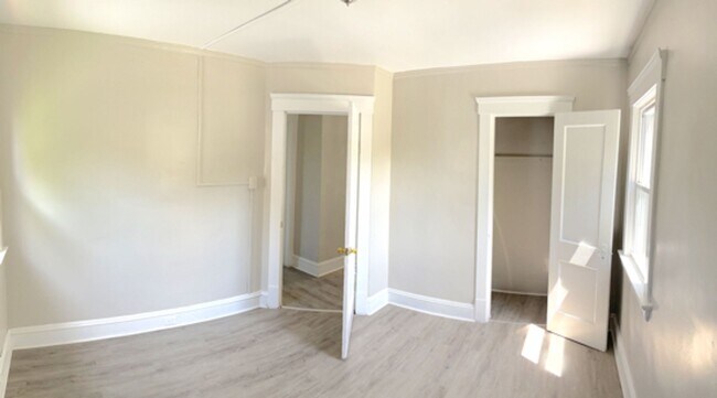 Building Photo - Nice 3 Bedroom, 1 Bathroom Home – Availabl...