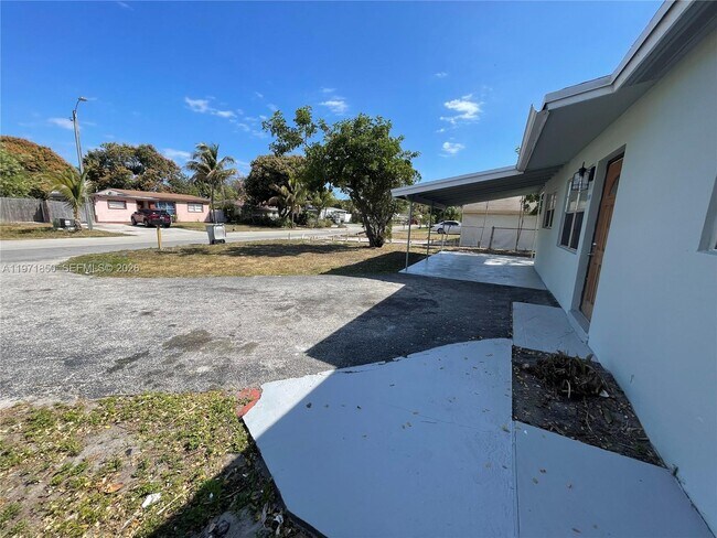 Foto del edificio - 240 NE 23rd St