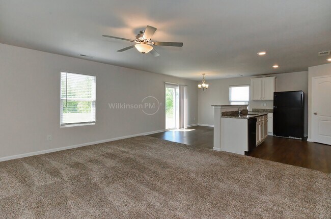 Foto del edificio - 4BD/2.5BTH Townhouse with Lawn Care Includ...