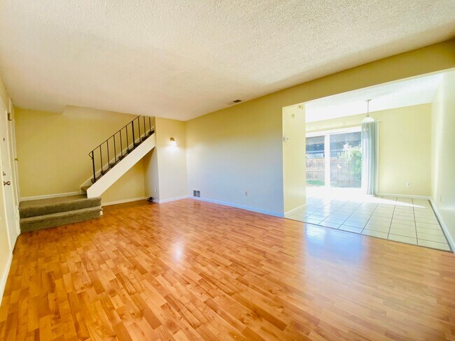 Building Photo - Condo Overlooking the American River!