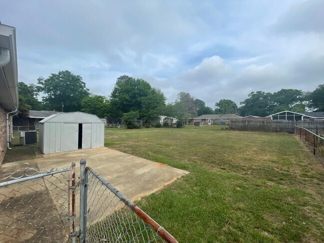 Foto del edificio - ** 4 Bed 2 Bath Located in Prattville ** C...
