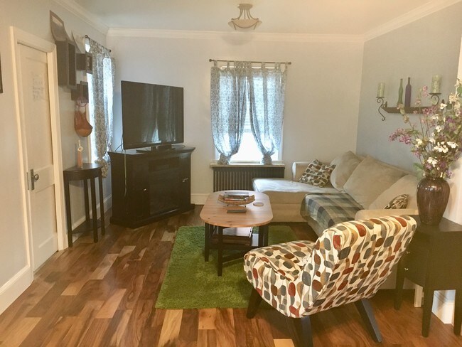 Sala de estar - 402 Jack St