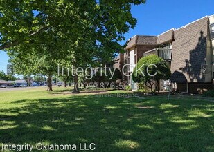 Building Photo - 3907 N Rockwell Ave