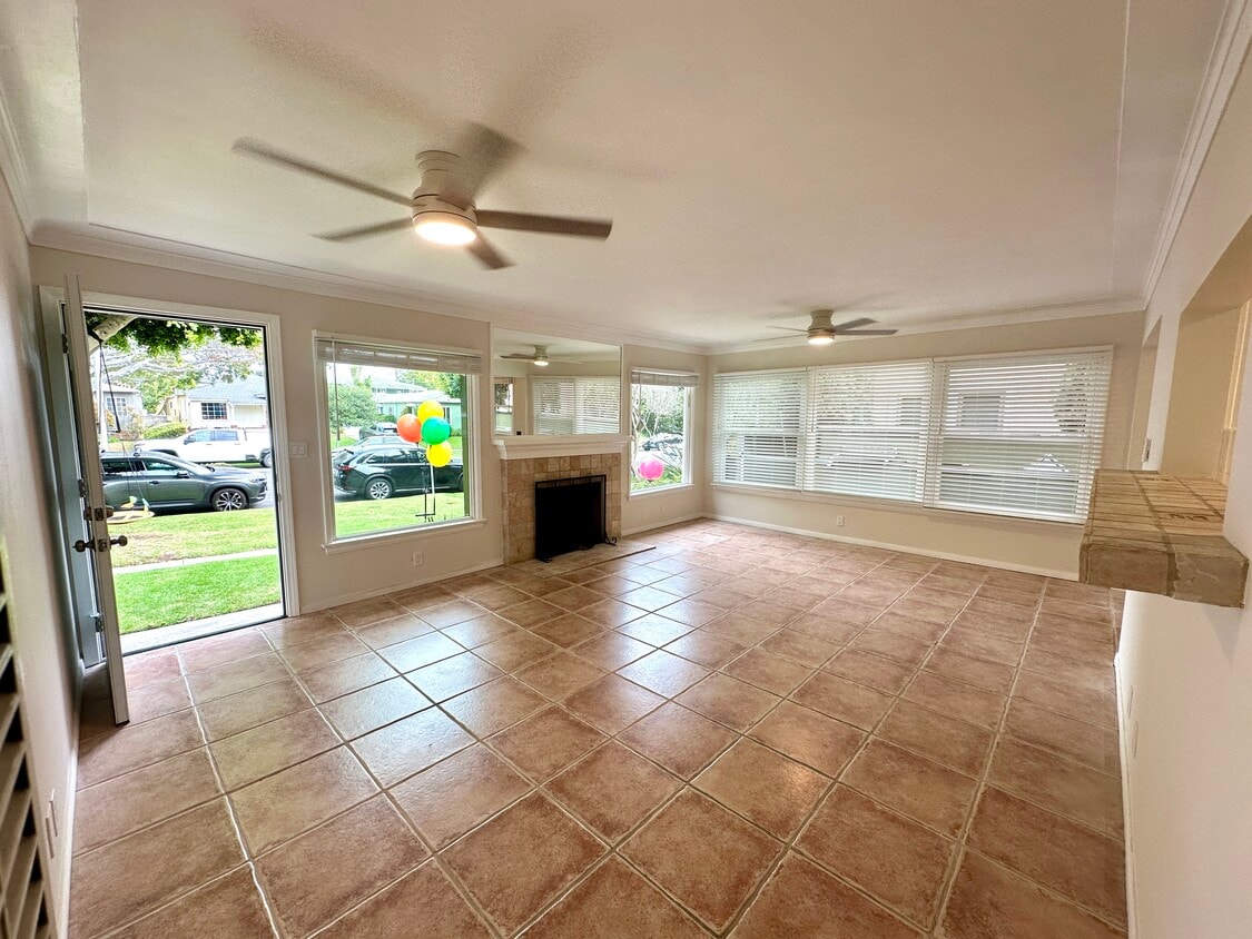 Living Room with Fireplace - 1033 Pearl St (Santa Monica, CA)