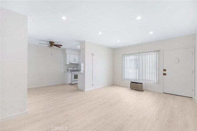 Building Photo - 580 W Stocker St