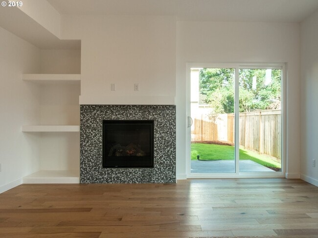 Building Photo - Beautiful 3 Bed + 2.5 Bath Contemporary Ho...