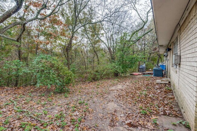 Building Photo - Fully Furnished, Updated 2BR Duplex in Quiet West Sherman