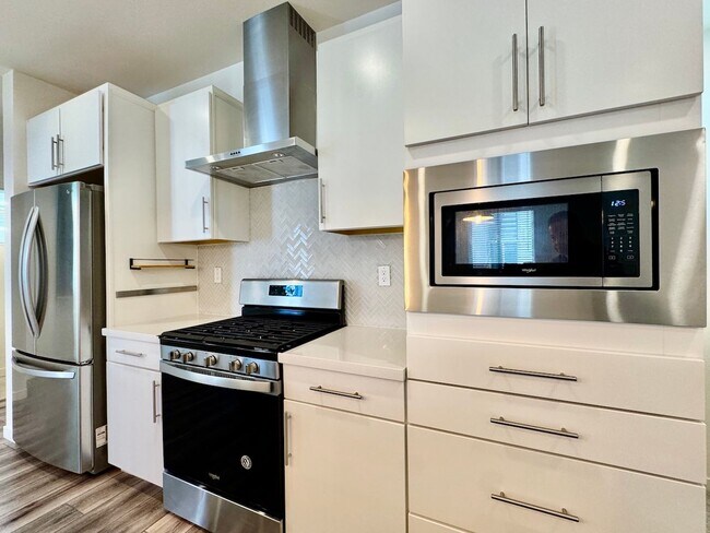 Building Photo - NEWER 2 BED, 2.5. BATH TOWNHOME IN BROADWAY AREA OF SACRAMENTO