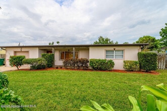 Building Photo - 320 Pine Tree Dr