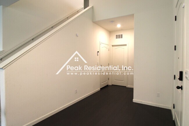 Building Photo - Newer 4bd/3ba Folsom Home with 2 Car Garage
