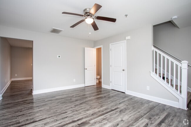 2 habitaciones, 1,5 baños, 1050 pies cuadrados renovados, sala de estar - Caswell at Riverwalk